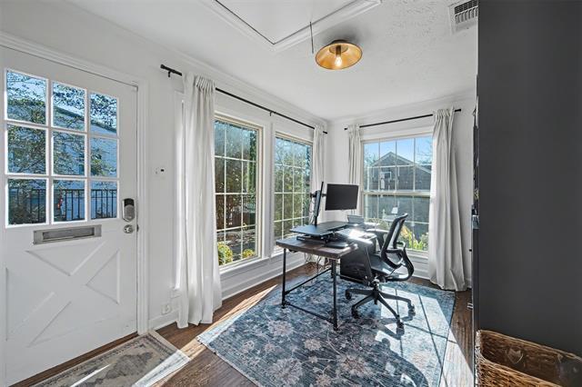 Building Photo - 2100 Daisy Ln