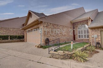 Building Photo - Beautiful 3/2/2 Townhome in Weatherford Ready For Move-In!