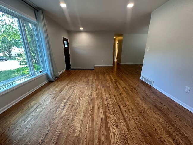 Building Photo - Large 4 bedroom ranch in Forest Hills