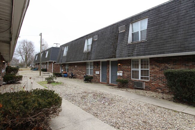 Building Photo - 1 Bedroom/ 1 Bathroom Apartments- Great Location! Pet Friendly!