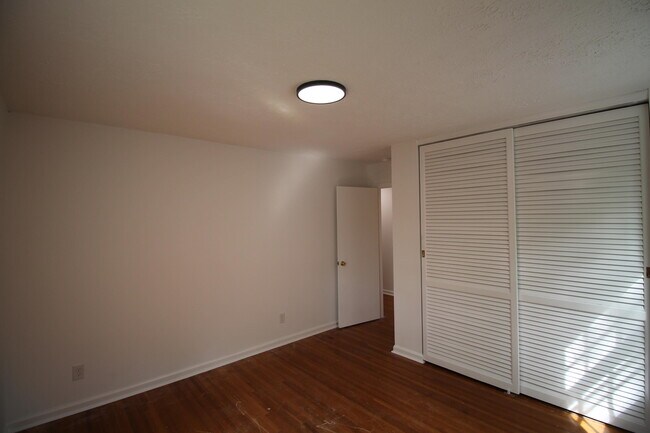 Building Photo - 2015 Garden Springs Dr