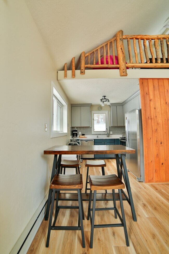 Building Photo - Cabin on Peak 7! 2bed plus loft!  Hot tub!