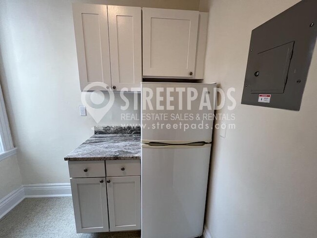 Building Photo - bedroom in Boston MA 02215