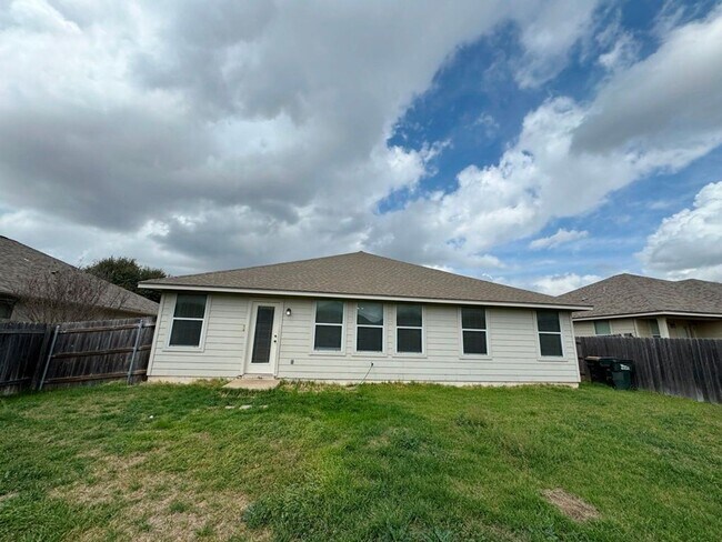 Building Photo - 3 Bed/ 2 Bath Home Available in Villages of Berry Creek!