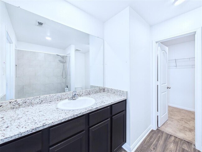 Building Photo - 525 Riverdale Dr