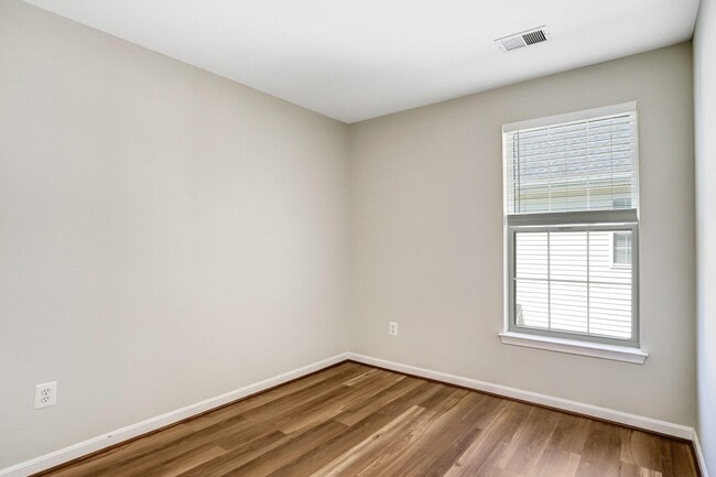 Building Photo - 42985 Chesterton St