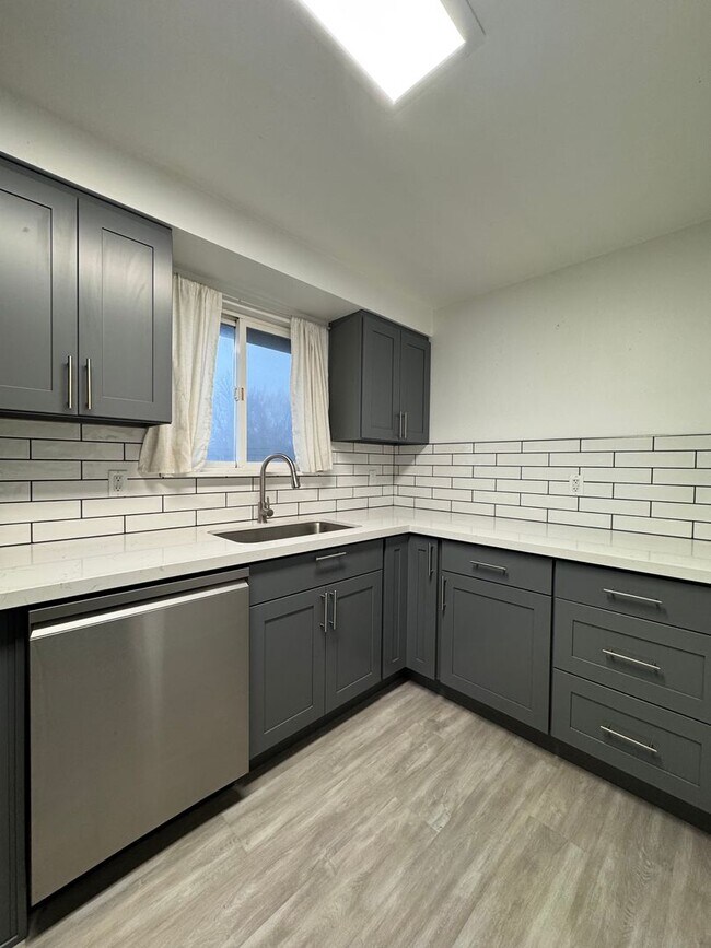 Building Photo - Spacious 4-Bedroom Home with Garage & Fenced Yard