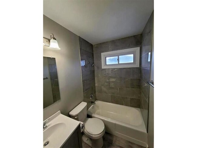 Building Photo - 706 Robinwood Ln