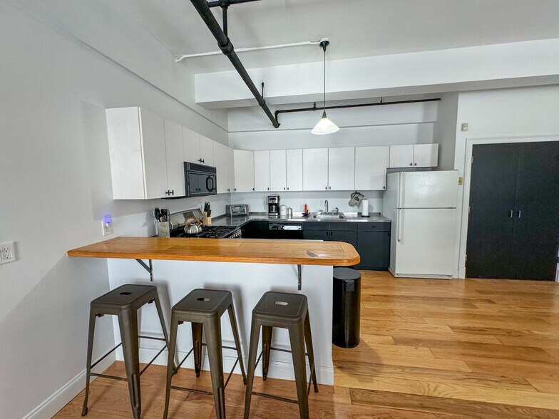 Building Photo - 19 Stanhope St