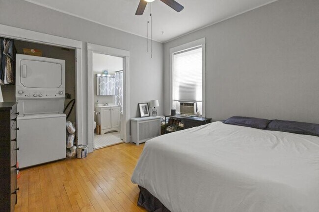 Building Photo - 2 bedroom in Chicago IL 60657