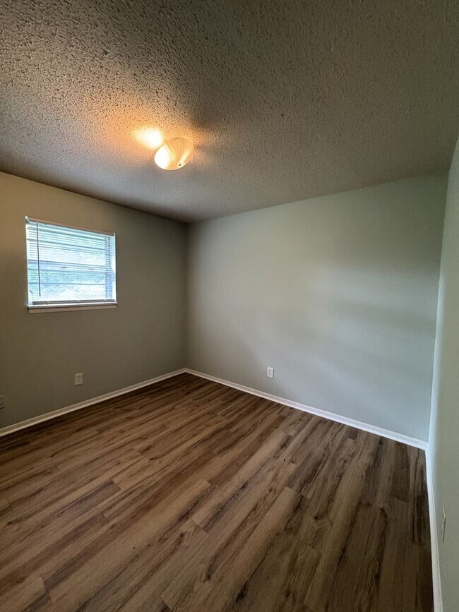 Building Photo - Move-In Special!!!