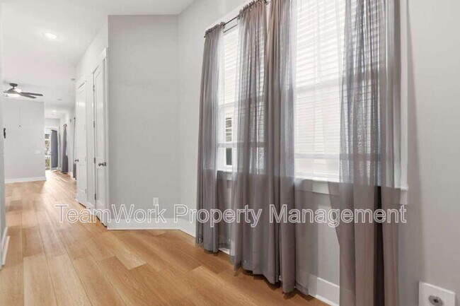 Building Photo - 553 Sound Dr