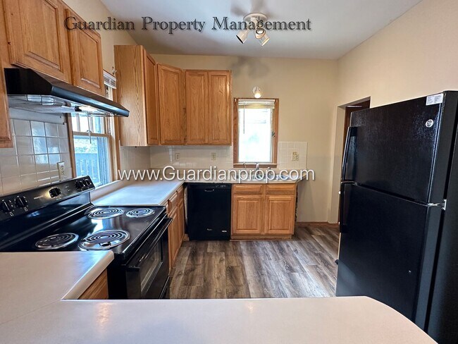 Building Photo - South Minneapolis SFH, Fenced Yard, 1 Car Garage, Dishwasher, Laundry, October Availability