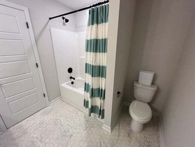 Building Photo - Stunning townhouse located in the heart of...