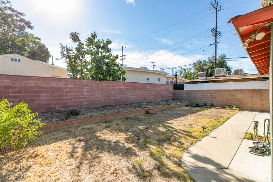 Building Photo - 10706 Rhodesia Ave