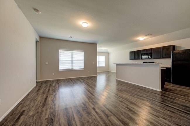 Building Photo - Beautiful 4BD/2BTH with a 2 car garage in ...