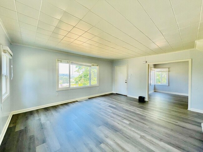 Building Photo - Renovated 4 bedroom 2 bath Home with Plenty of Space!