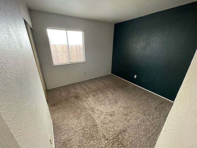 Building Photo - 604 Hovey Way