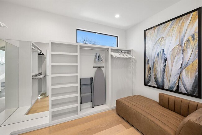 Building Photo - 1304 Comal St