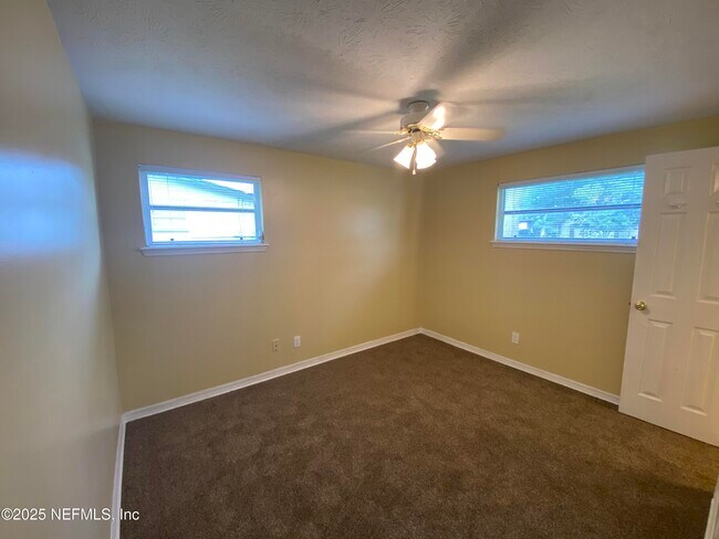 Building Photo - 165 Parkwood Dr W