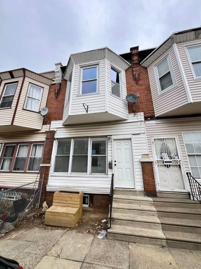 Building Photo - Newly Renovated 3-Bedroom Townhouse in Elmwood Park! Available mid-May!
