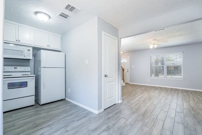 Building Photo - 207 N Poplar St