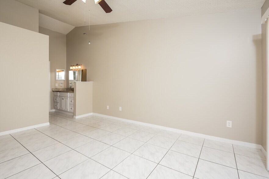 Building Photo - 1220 Regal Ridge Dr