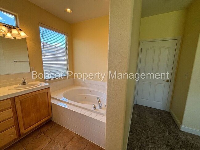 Building Photo - 1231 Flintwood Dr