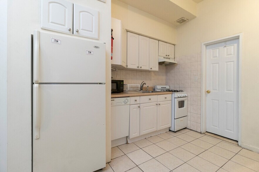 Building Photo - 1540-1552 1st Avenue-SI ID1032061P