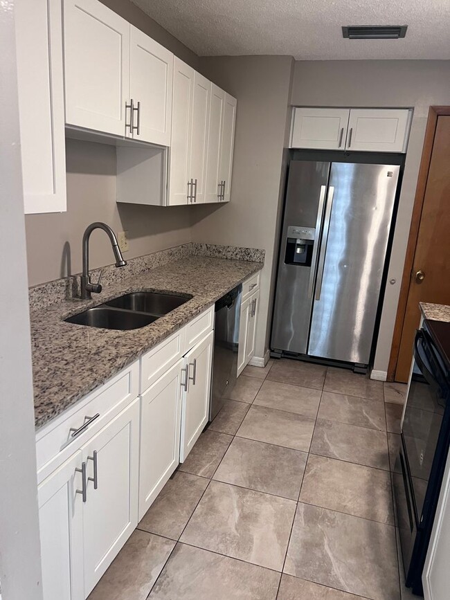 Building Photo - 2 Story Condo. Lovely 2 bed/1.5 bath condo