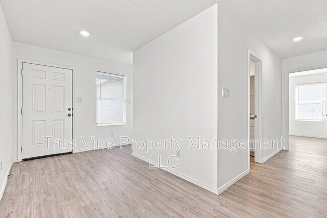 Building Photo - 2906 Millikan Dr