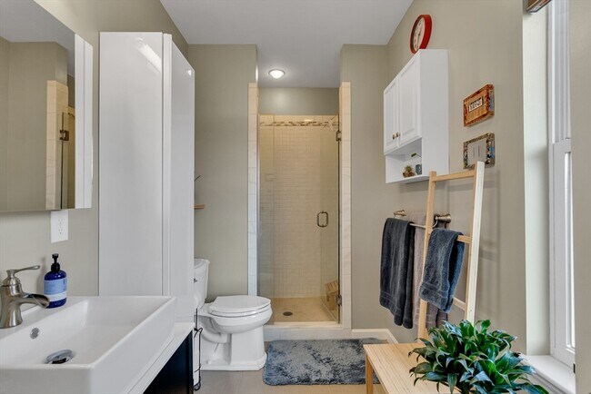 Building Photo - 104 Holland St