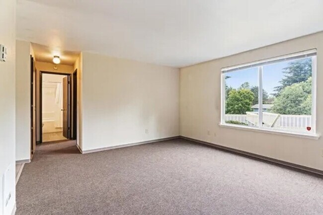 Building Photo - 4 Plex near University Place, #B (PRICE REDUCED)