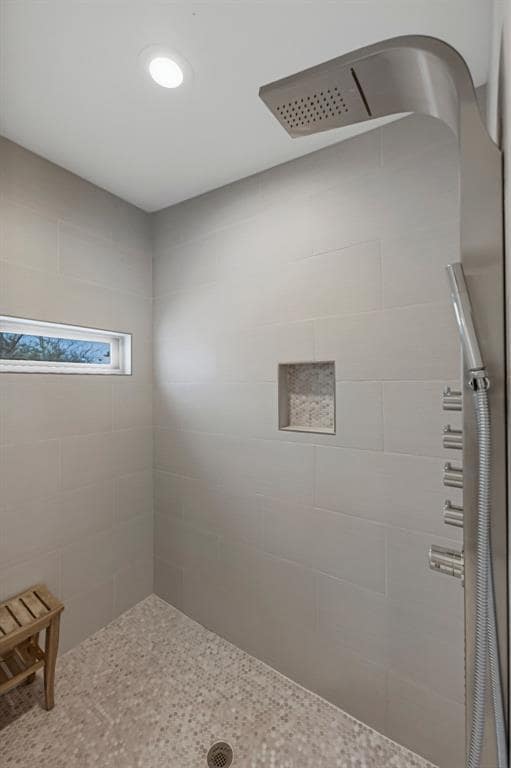 Building Photo - 1405 Camelot Cir