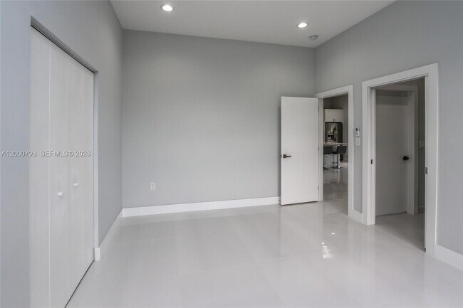 Building Photo - 5126 SW 57th Ave