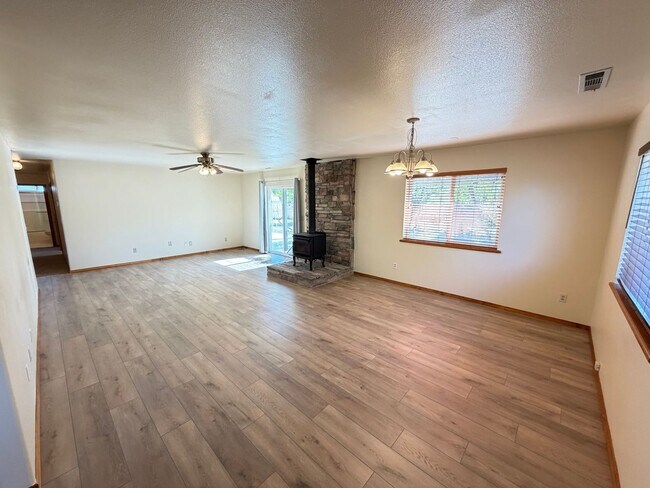 Building Photo - 3 Bed 2 Bath Country Home