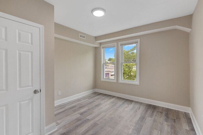 Building Photo - 206 S Hilton St