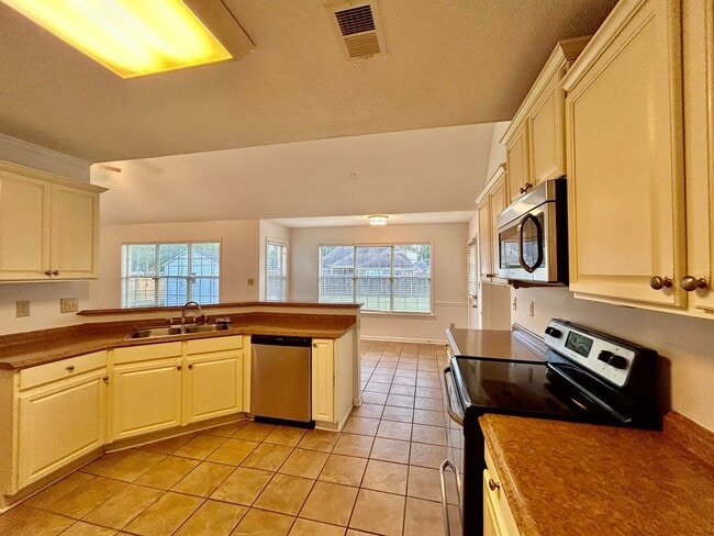 Building Photo - Discover this 4 bedroom 2 bath home for re...