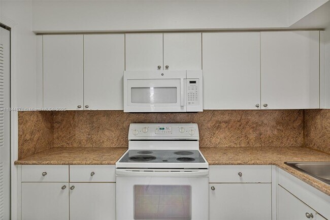 Building Photo - 9340 Fontainebleau Blvd