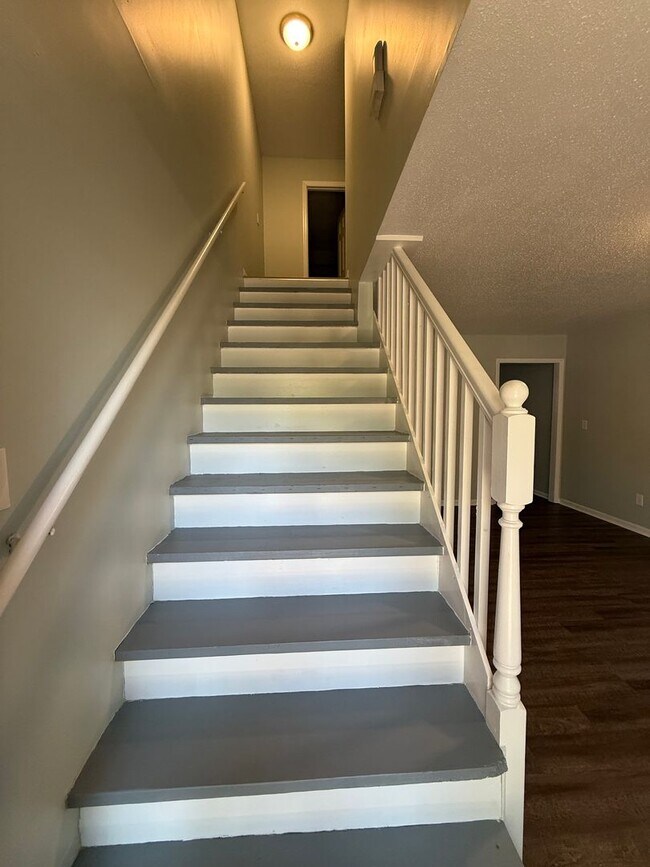 Building Photo - Cozy 2 bedroom Townhouse Close to Downton
