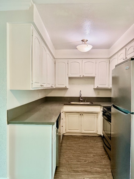 Building Photo - 1595 E Chevy Chase Dr