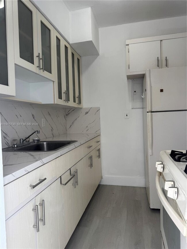 Building Photo - 8420 Byron Ave