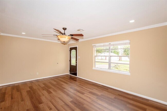 Building Photo - 2569 Cliff Dr