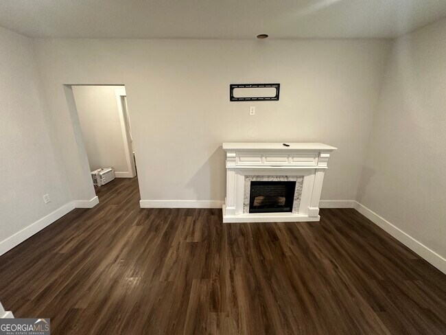 Building Photo - 370 Crestbrook Ln