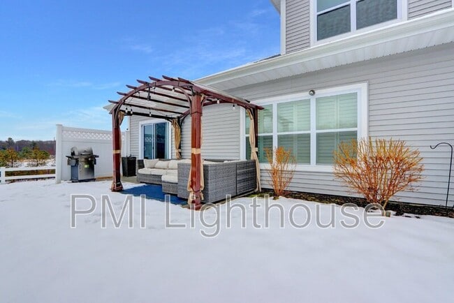 Building Photo - 25 Willow Dr
