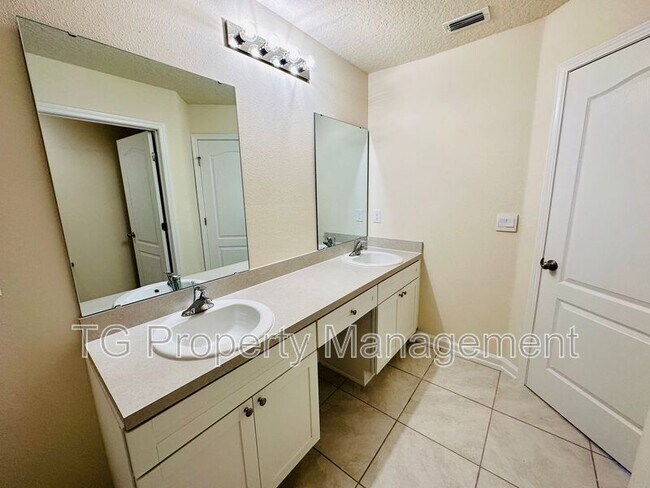 Building Photo - 70 Oarsman Xing Dr