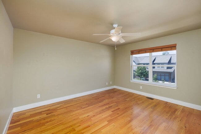 Building Photo - Beautiful 2 bed, 2 1/2 Bath Walk up Condo