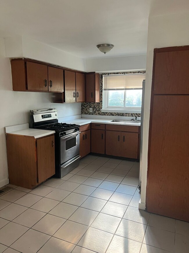 Building Photo - 3 Bedroom 1 Bath - $1200