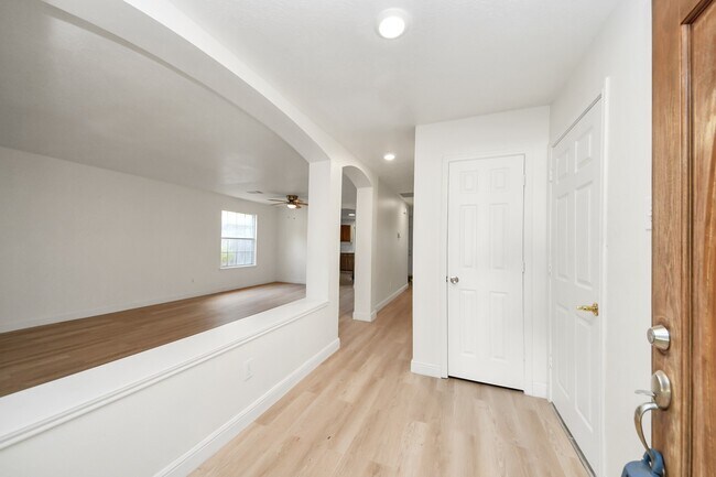 Building Photo - 3046 Texas Oak Dr