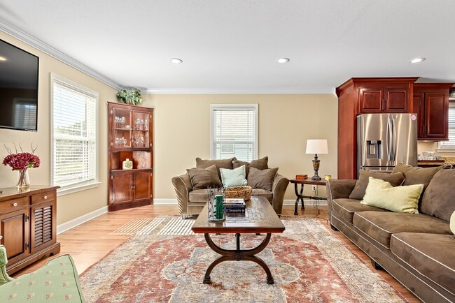 Building Photo - 304 Squirrel Hollow